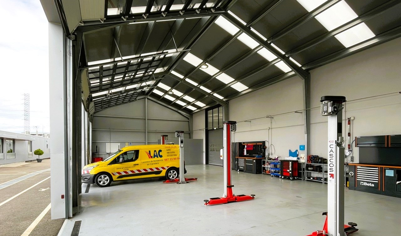 Pinchazo en furgoneta: cuándo compensa reparar in situ y cuándo trasladar